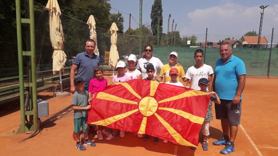 Млади тенисери од ТК Неготино дел од тенискиот камп во Т.А. Живковиќ